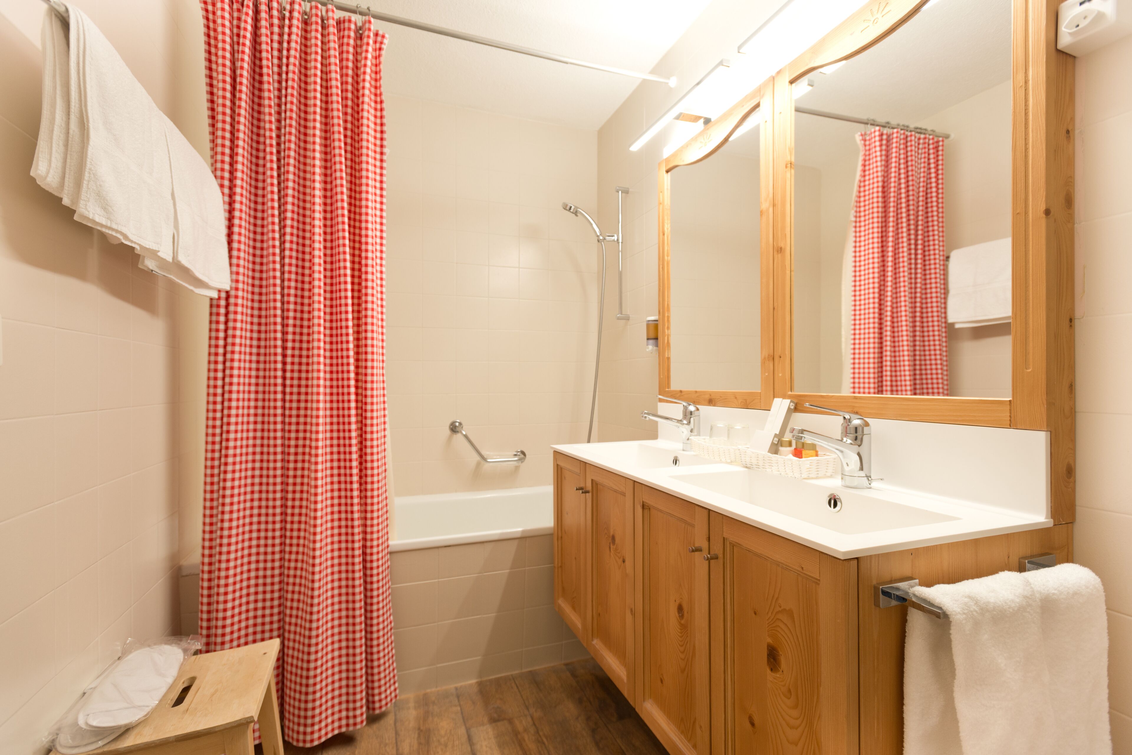 deluxe double room, balcony, mountain view | bathroom | shower, hair dryer, towels