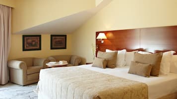 Een minibar, een kluis op de kamer, een bureau, geluiddichte muren