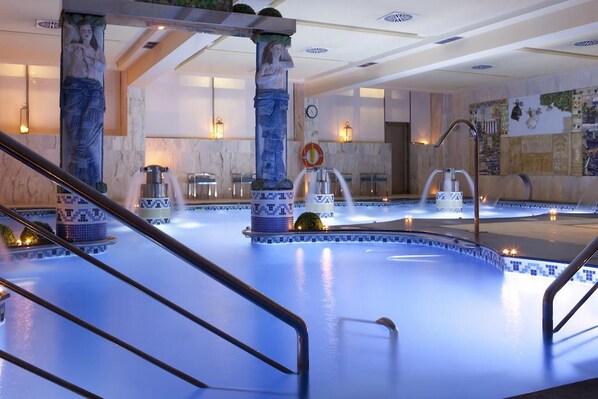 Sisäuima-allas, kauden mukainen ulkouima-allas