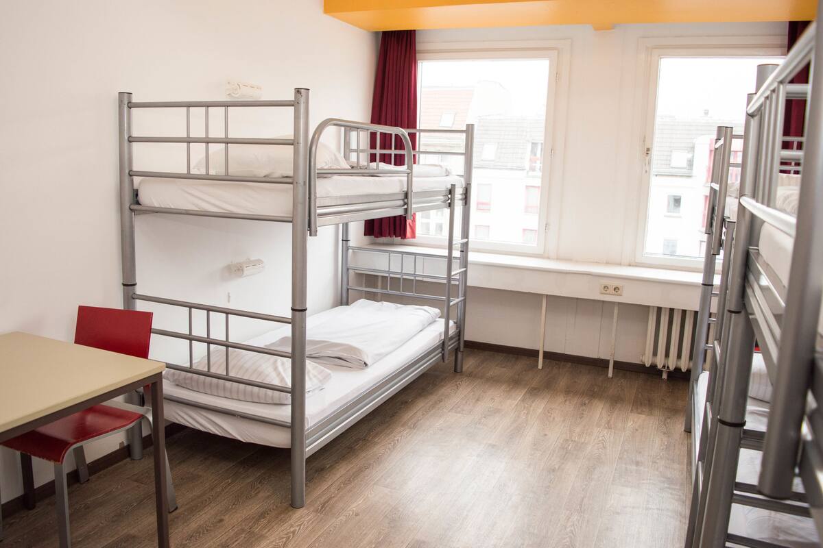 Tabla de planchar con plancha, cunas, wifi gratis y ropa de cama 