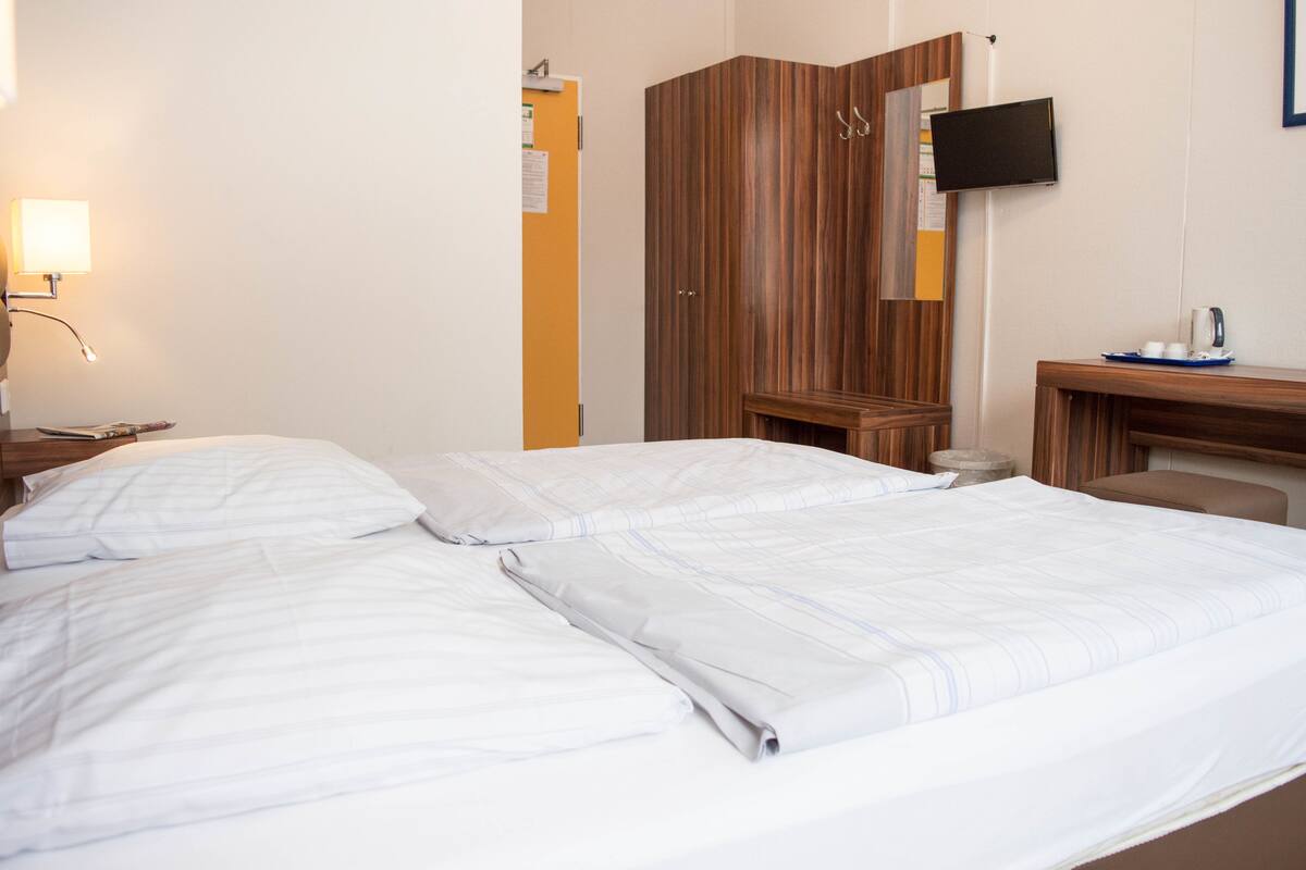 Tabla de planchar con plancha, cunas, wifi gratis y ropa de cama 