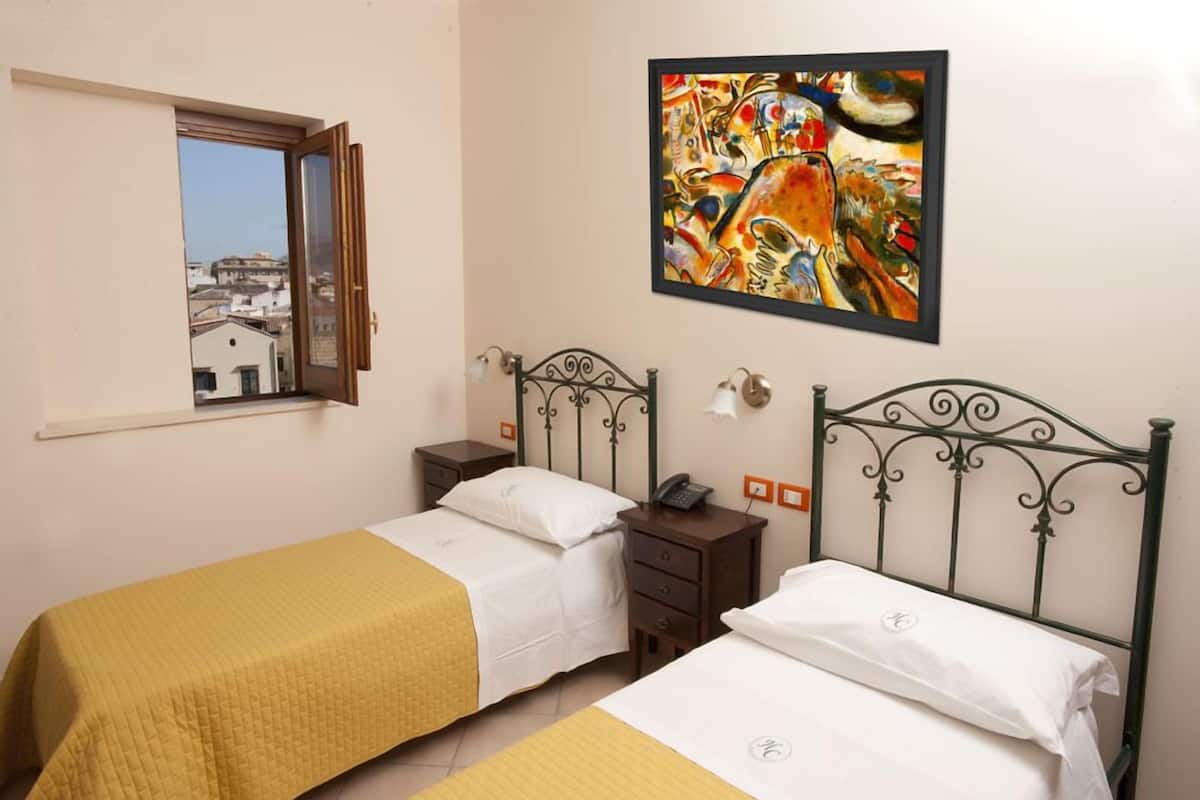 Habitación estándar con 2 camas individuales | Escritorio, cunas, camas extra y wifi gratis