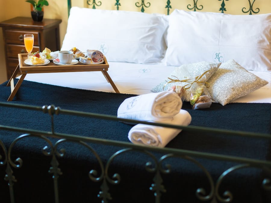 Escrivaninha, berços (sobretaxa), camas extras/dobráveis (sobretaxa)