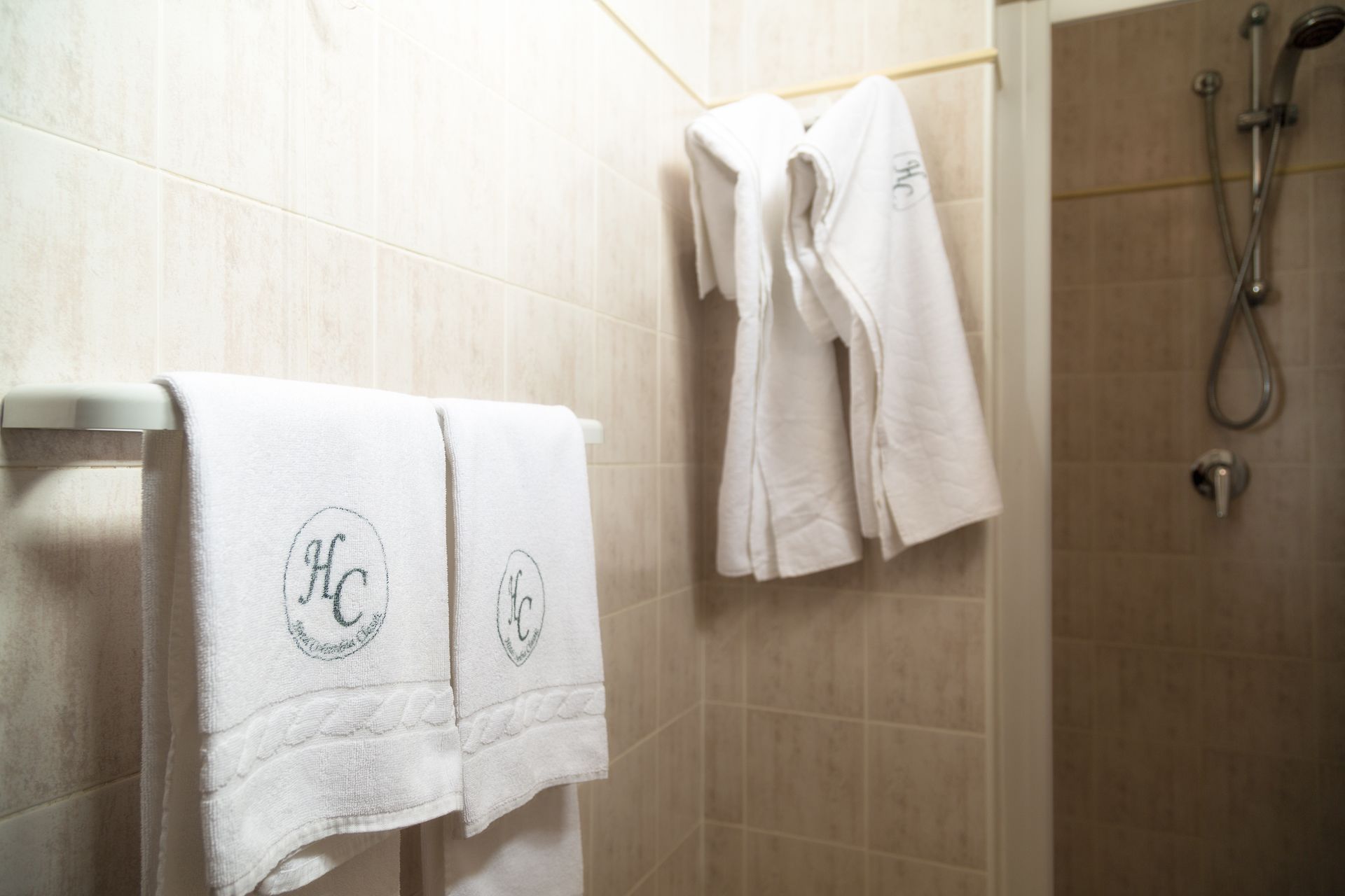standard twin room | bathroom amenities | shower, free toiletries, hair dryer, bidet