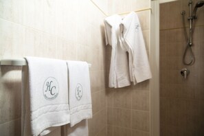 Standard Twin Room | Bathroom amenities | Shower, free toiletries, hair dryer, bidet - Hotel Columbia (Palermo)
