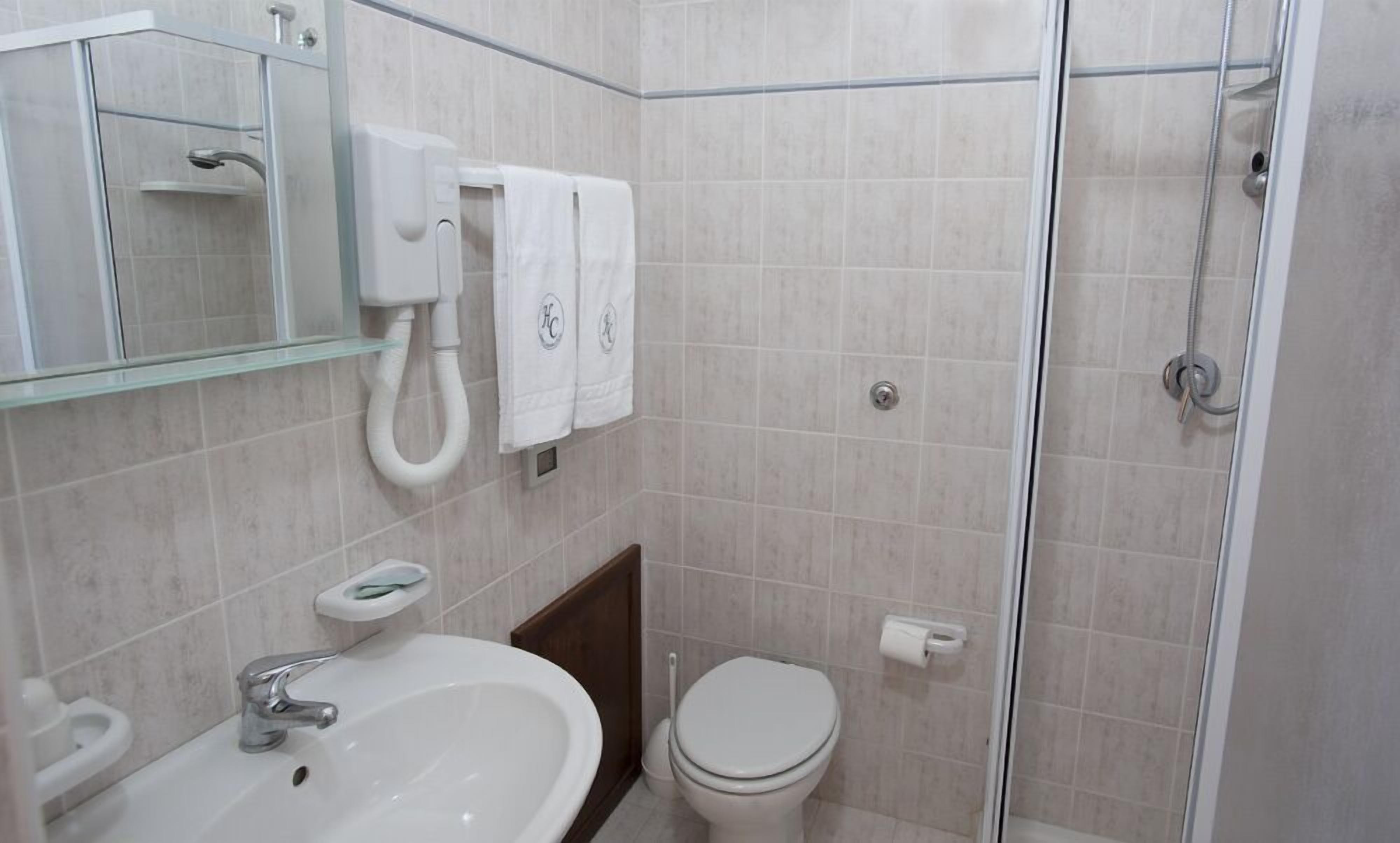 single room | bathroom | shower, free toiletries, hair dryer, bidet