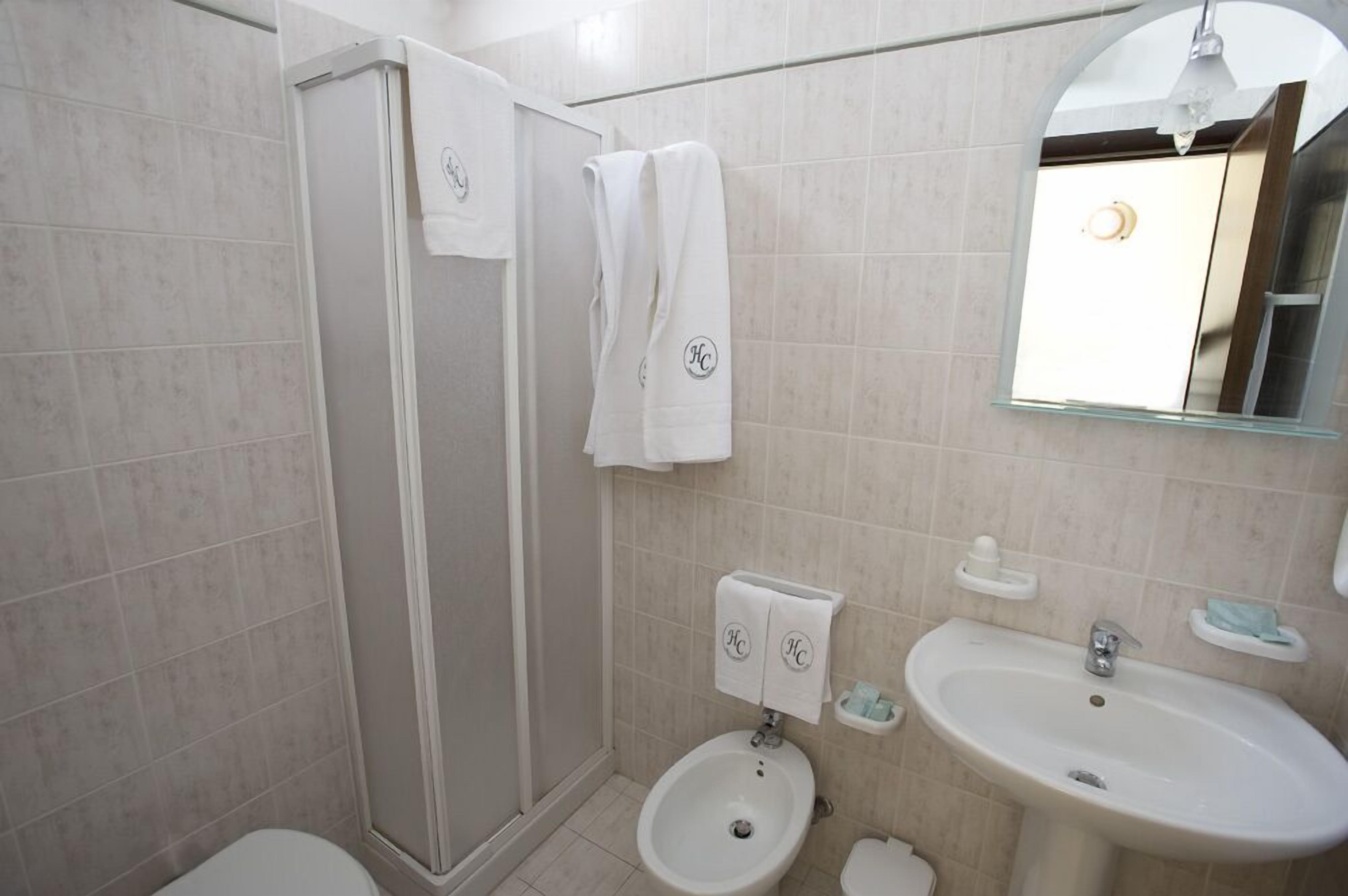 standard double room | bathroom | shower, free toiletries, hair dryer, bidet