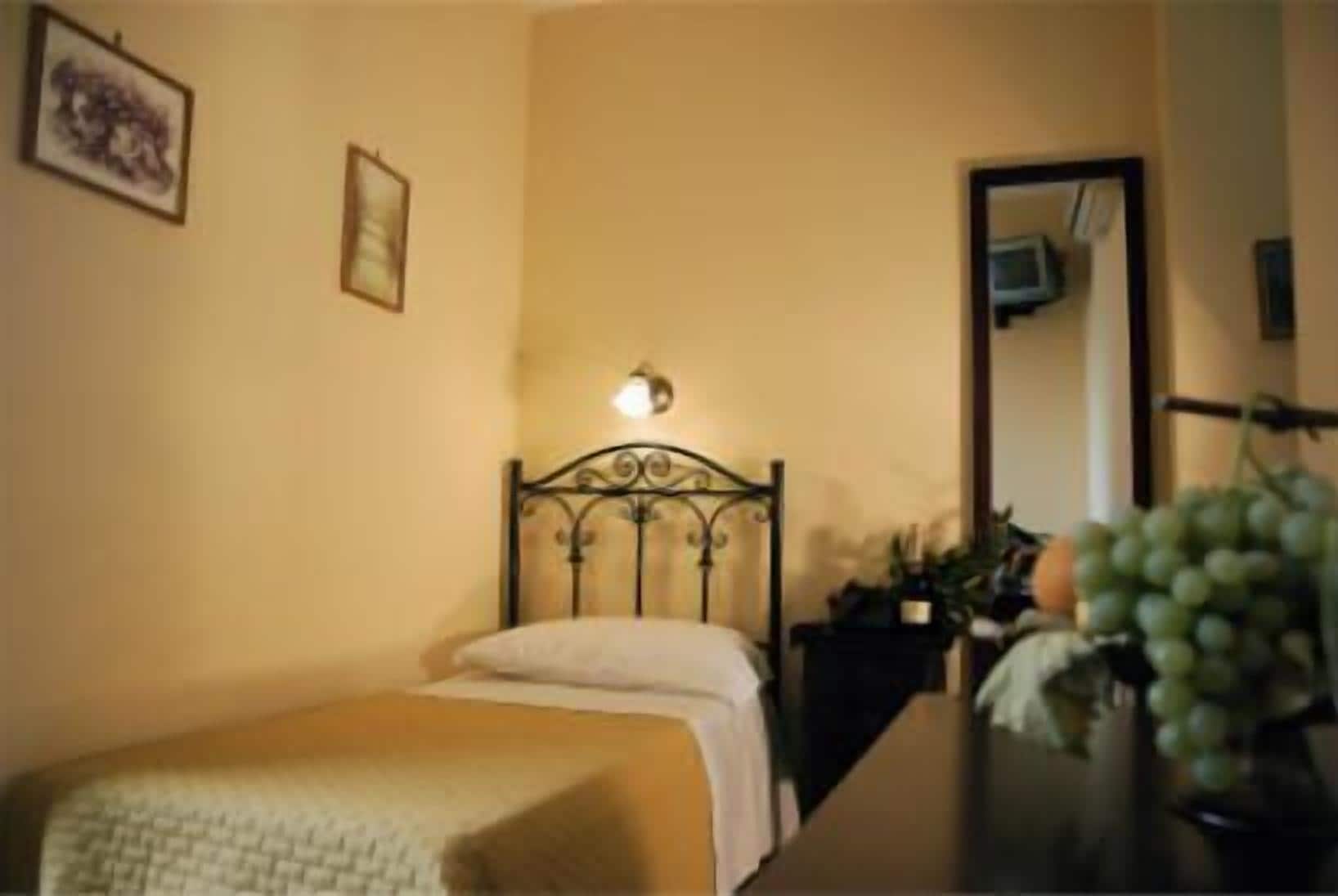 single room | desk, cots/infant beds, rollaway beds, free wifi