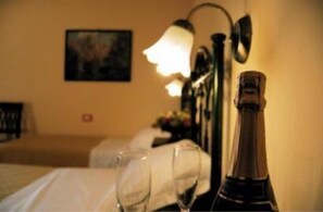 Standard Twin Room | Desk, cribs/infant beds, rollaway beds, free WiFi - Hotel Columbia (Palermo)
