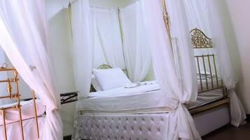 In-room safe, soundproofing, iron/ironing board, free WiFi