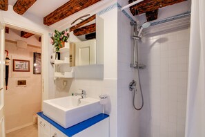 Apartemen Standar, 1 kamar tidur (2 People) | Kamar mandi | Pengering rambut dan handuk