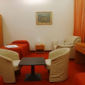 Suite | Minibar, desk