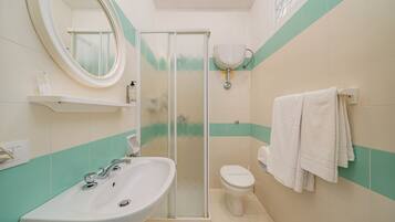 Ein Badezimmer mit Waschbecken, Toilette und Dusche.