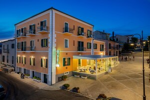 Fachada del alojamiento - Noche