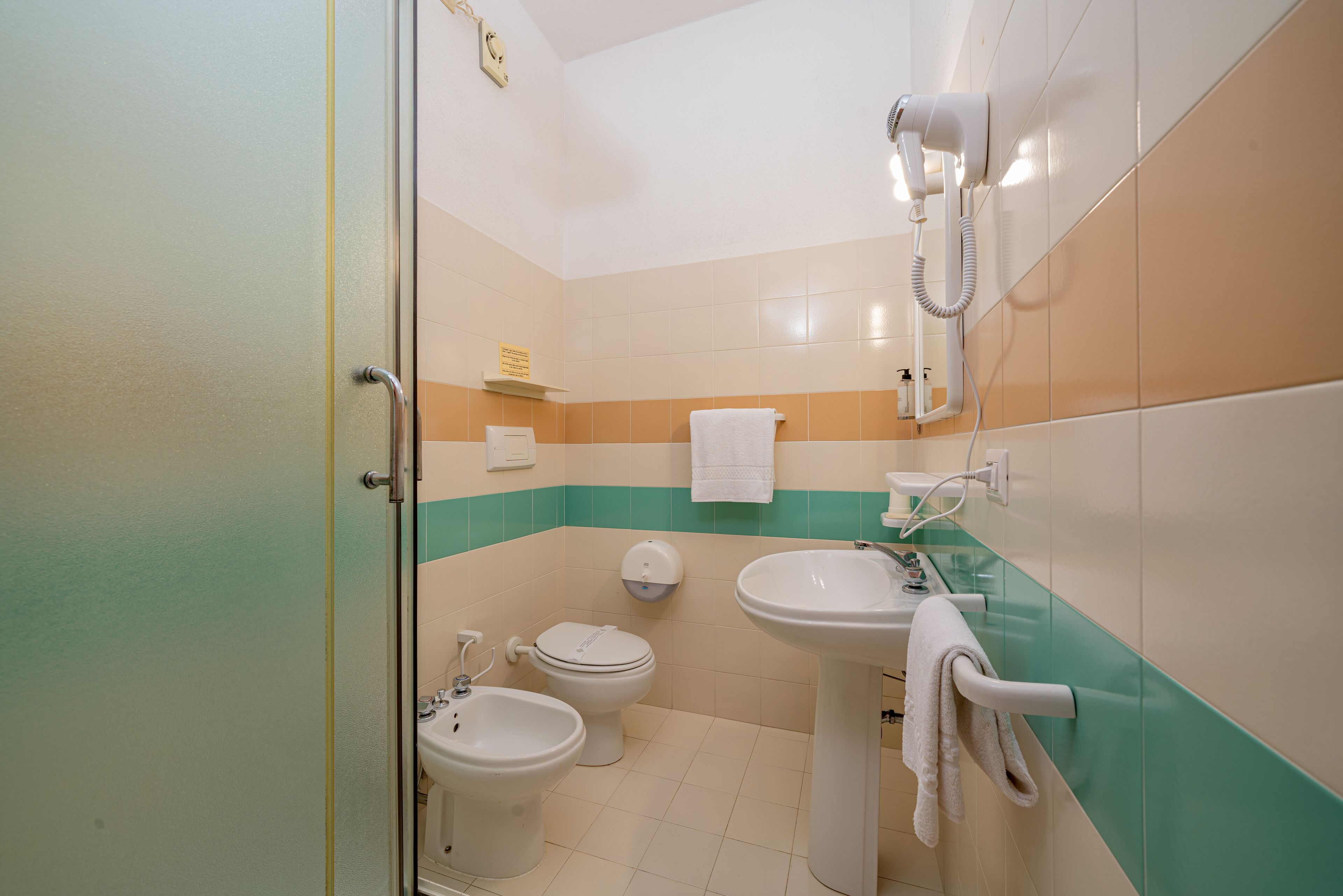 deluxe room, terrace | bathroom | shower, free toiletries, hair dryer, bidet