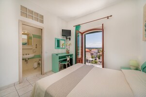 Quarto conforto, sacada | Lençóis italianos Frette, frigobar, cofres nos quartos, escrivaninha