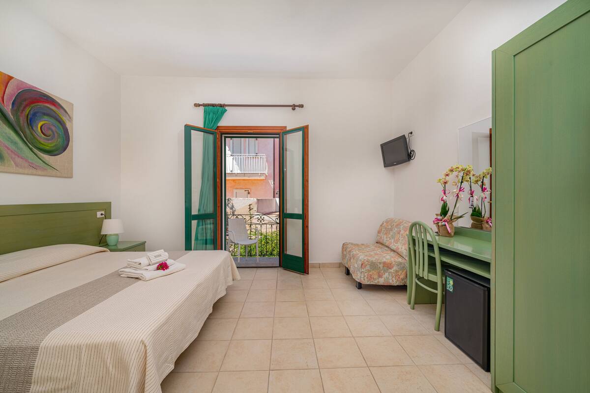 Superior Room, Balcony | Frette Italian sheets, minibar, in-room safe, desk