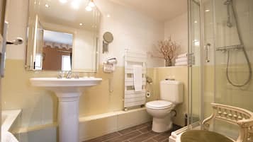 Suite junior | Baño | Ducha y bañera combinadas y cabezal de ducha tipo lluvia