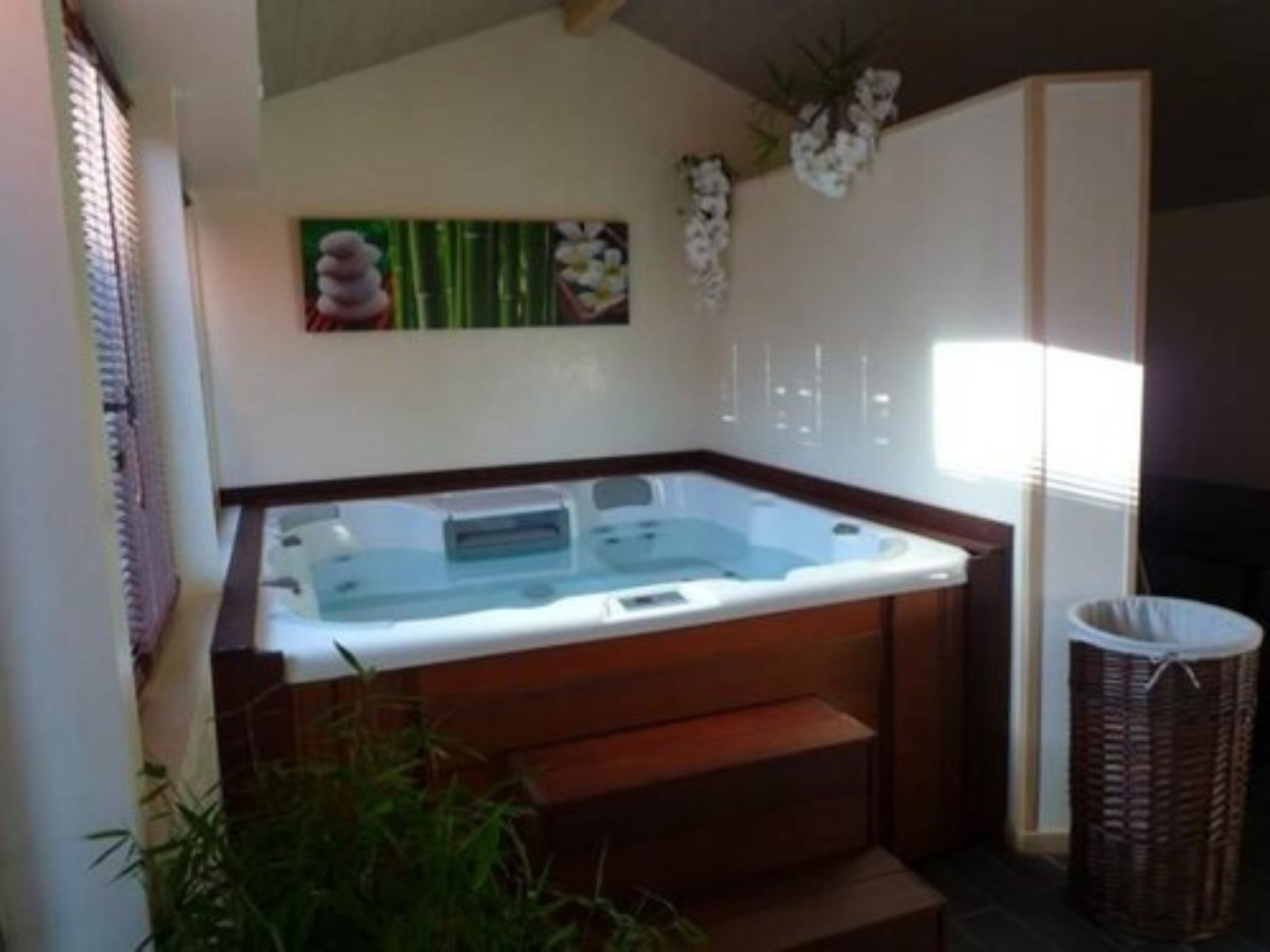 sauna, hot tub, body treatments, body wraps, body scrubs, facials