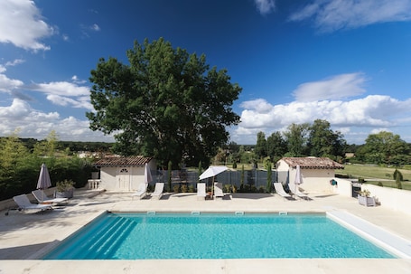 Una piscina al aire libre de temporada