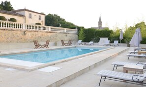 Piscine extérieure en saison