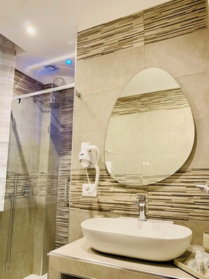 Basic Double or Twin Room, Multiple Beds, City View | Bathroom | Shower, rainfall showerhead, free toiletries, hair dryer - Bed and Breakfast D'Angelo (Palermo)
