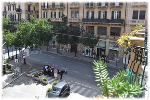 基础双人房或双床房, 多张床, 城市景观 | 客房景观