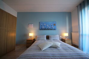 Chambre Double Confort, balcon | Draps italiens Frette, couette en duvet d'oie, matelas Select Comfort