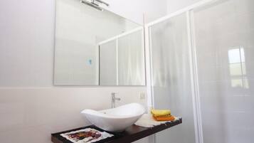Camera doppia, 1 letto matrimoniale, balcone, vista giardino | Bagno | Soffione a pioggia, set di cortesia gratuito, asciugacapelli, bidet