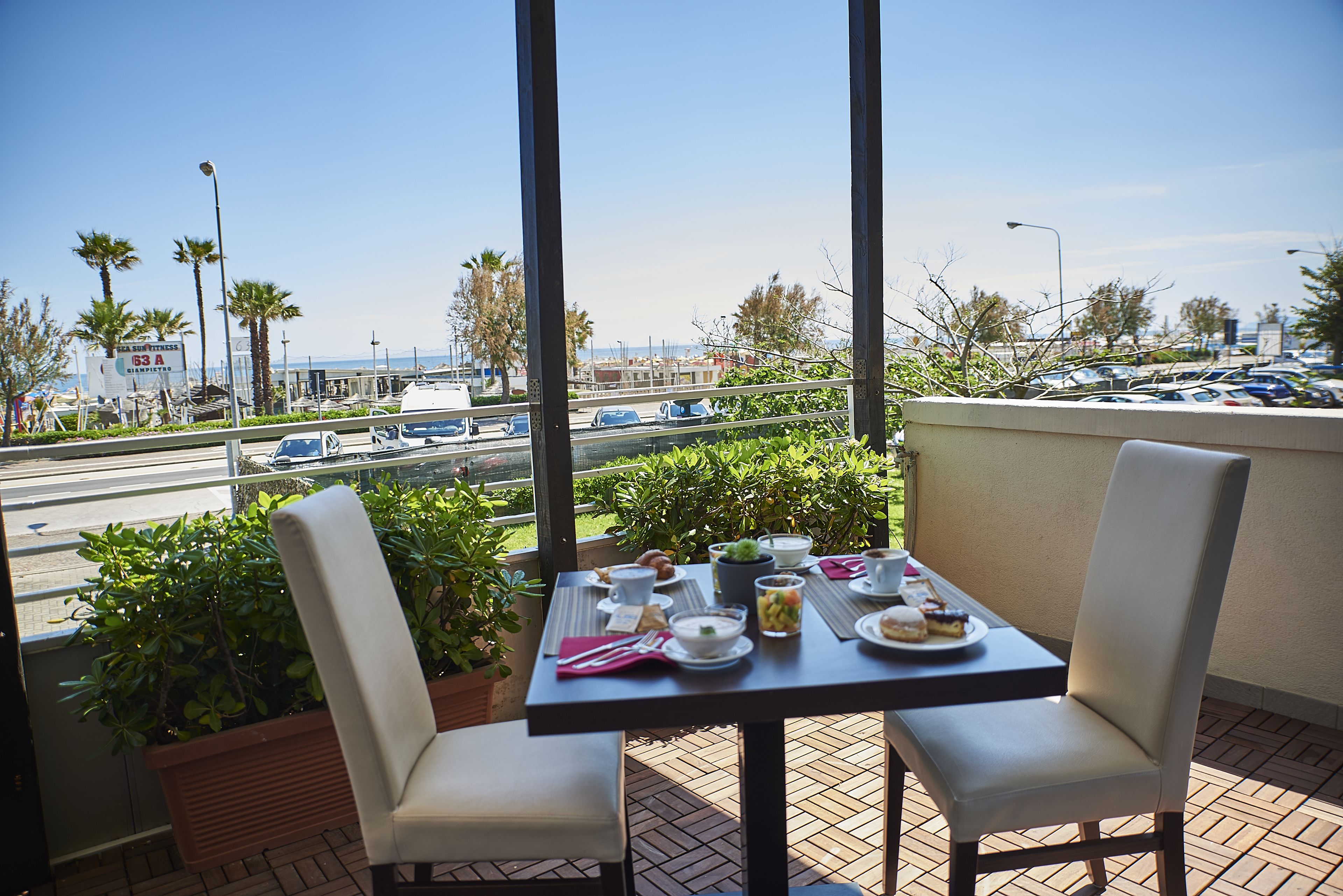 Breakfast, lunch, dinner served; international cuisine, ocean views 