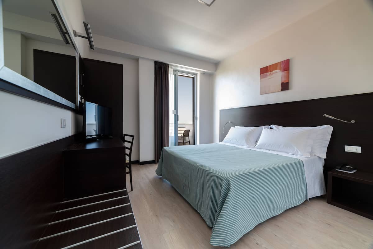 Een minibar, een kluis op de kamer, een bureau, verduisterende gordijnen