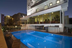 Una piscina al aire libre de temporada (de 09:30 a 20:00), tumbonas