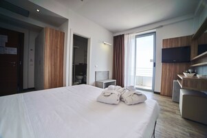 Minibar, caja de seguridad en la habitación y escritorio 