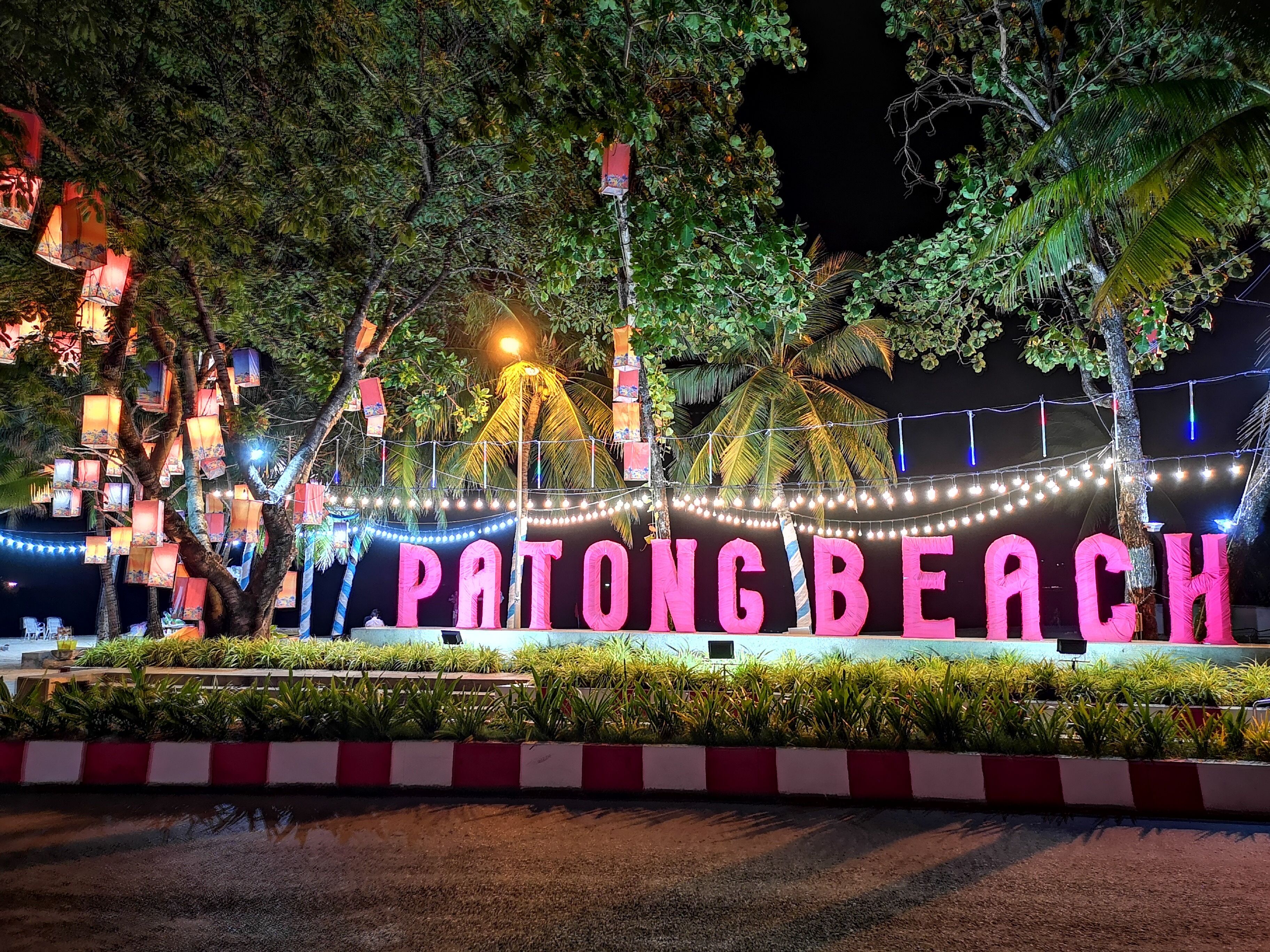 beach nearby, white sand, sun-loungers, beach umbrellas