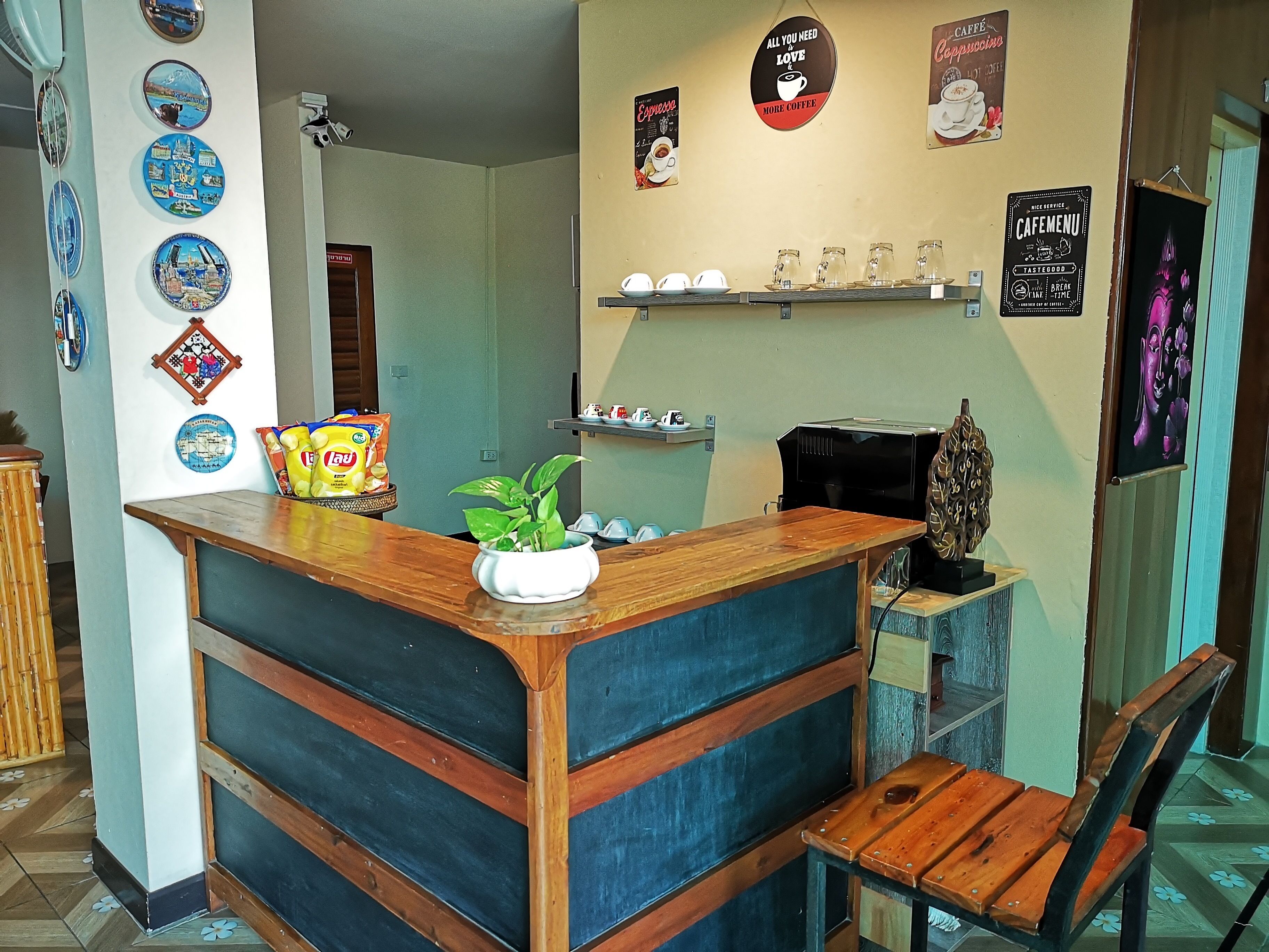 breakfast, lunch and dinner served