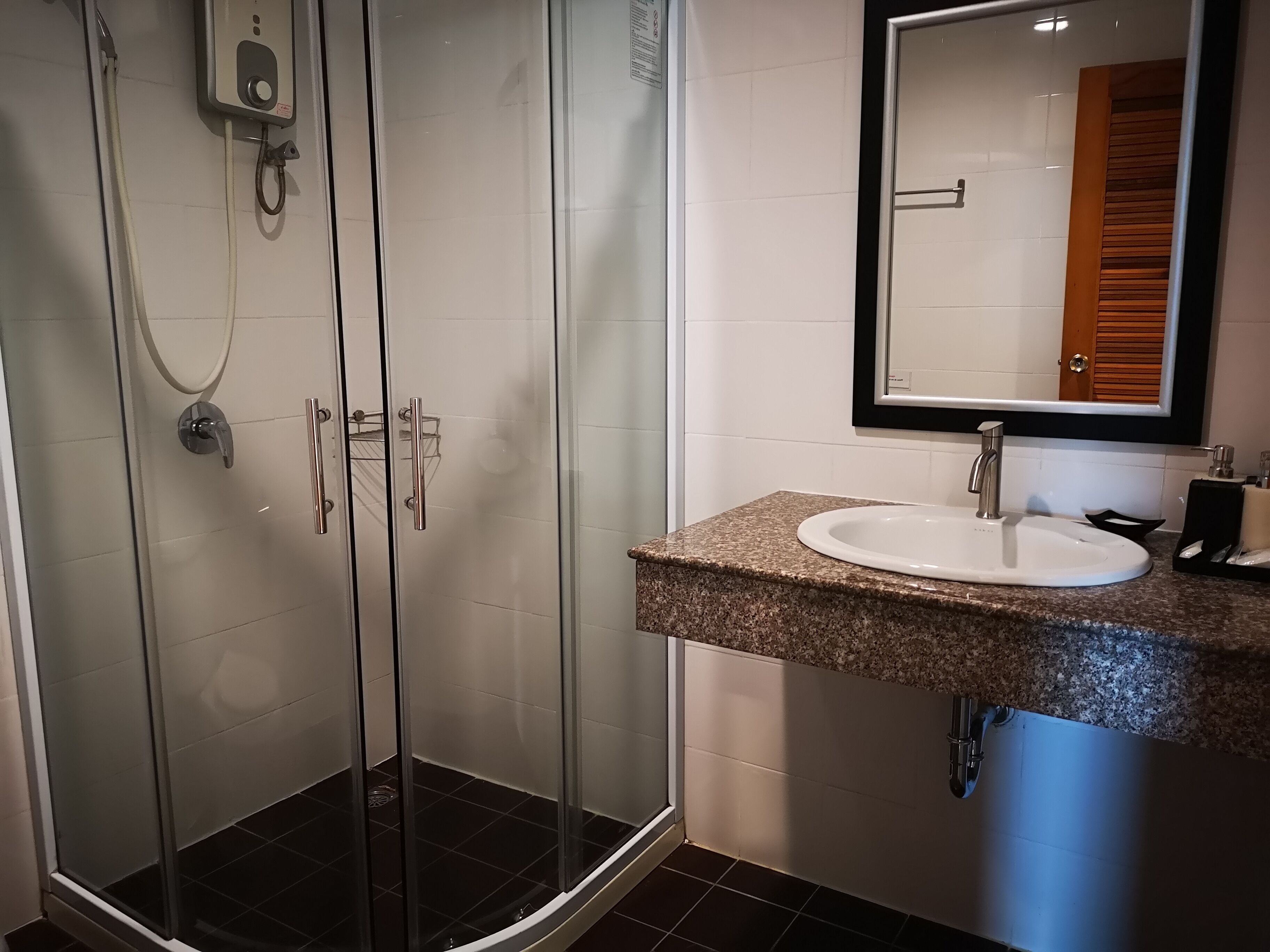 deluxe double room, 1 king bed, balcony, partial sea view | bathroom | shower, hair dryer, slippers, towels