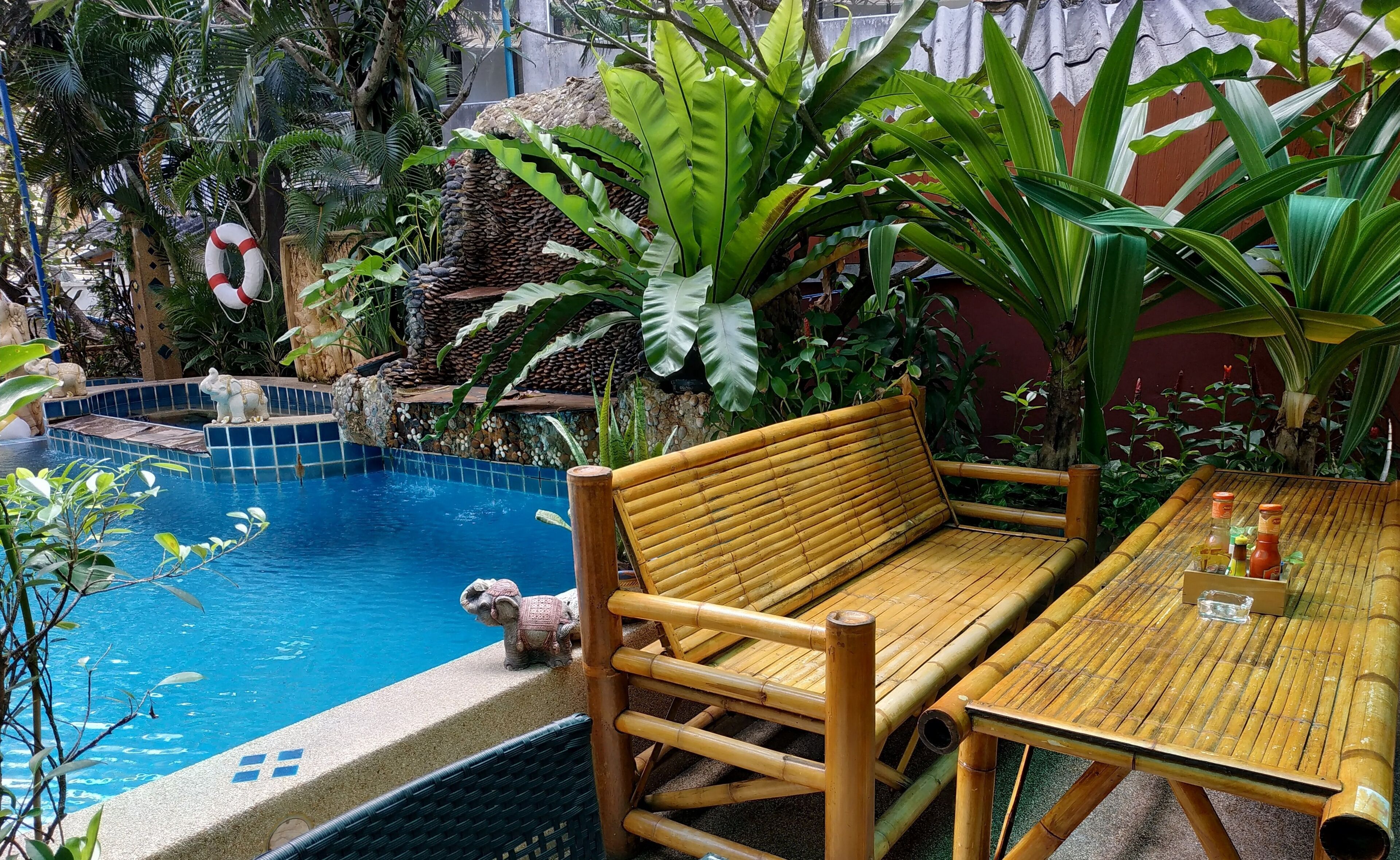 breakfast, lunch and dinner served