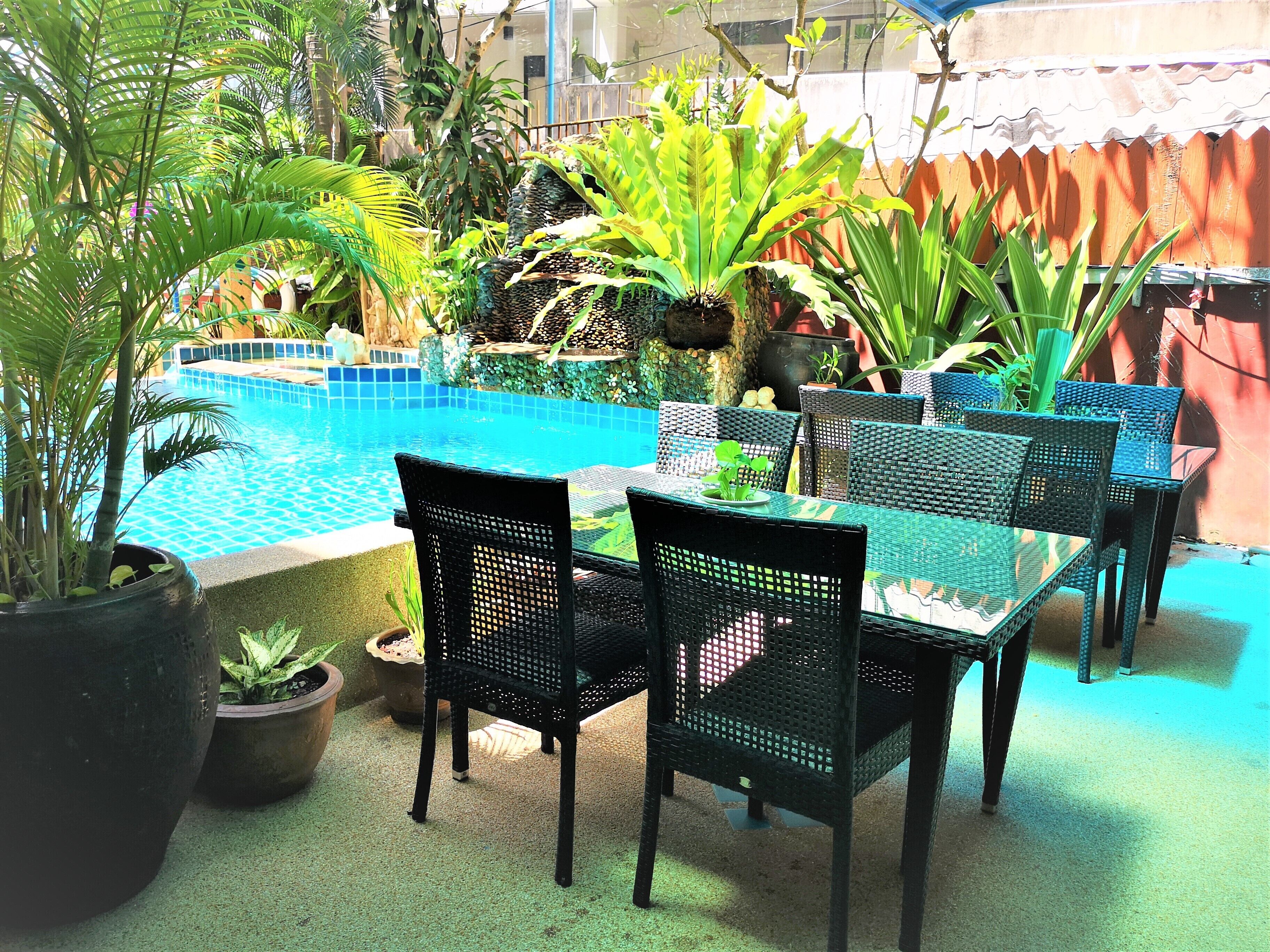 breakfast, lunch and dinner served