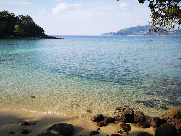 Playa en los alrededores, playa de arena blanca, camastros y sombrillas