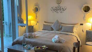 Economy-dobbeltværelse | Pengeskab på værelset, sengetøj