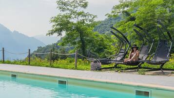 Sæsonbestemt udendørs pool, åben fra kl. 10.00 til kl. 18.00, liggestole