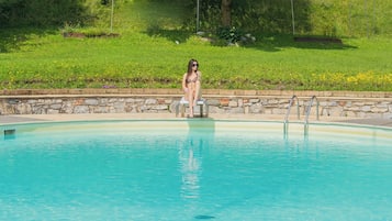 Piscine extérieure (ouverte en saison), chaises longues