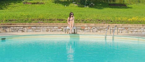 Piscine extérieure (ouverte en saison), chaises longues