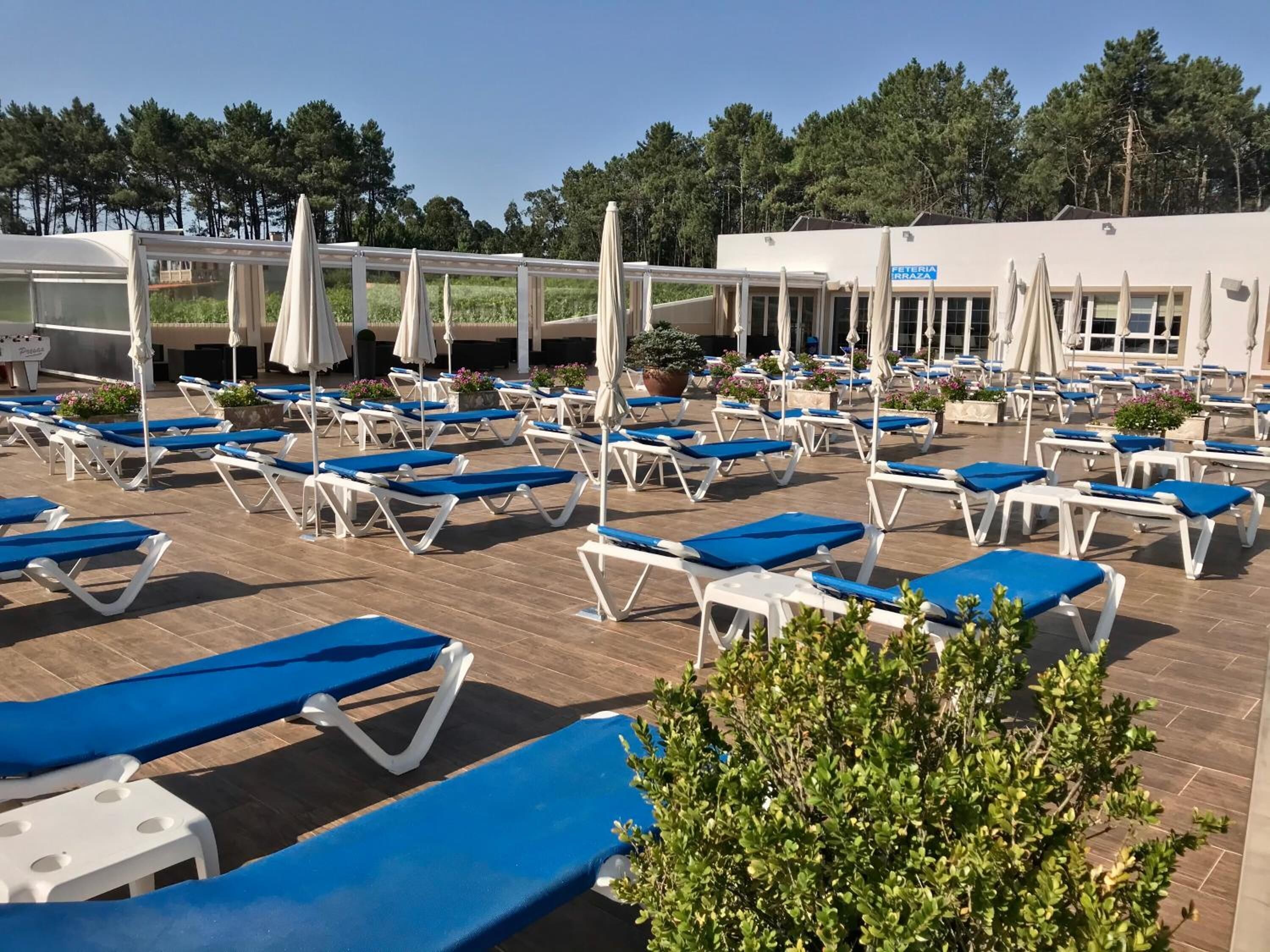 Una piscina al aire libre de temporada