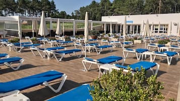 Una piscina al aire libre de temporada