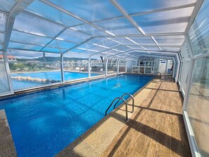 Una piscina al aire libre de temporada