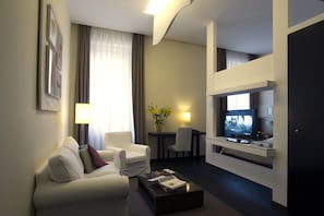 Télévision LCD de 32 pouces avec chaînes par satellite, télévision