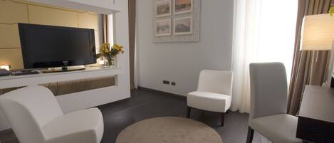 Premium bedding, in-room safe, individually decorated