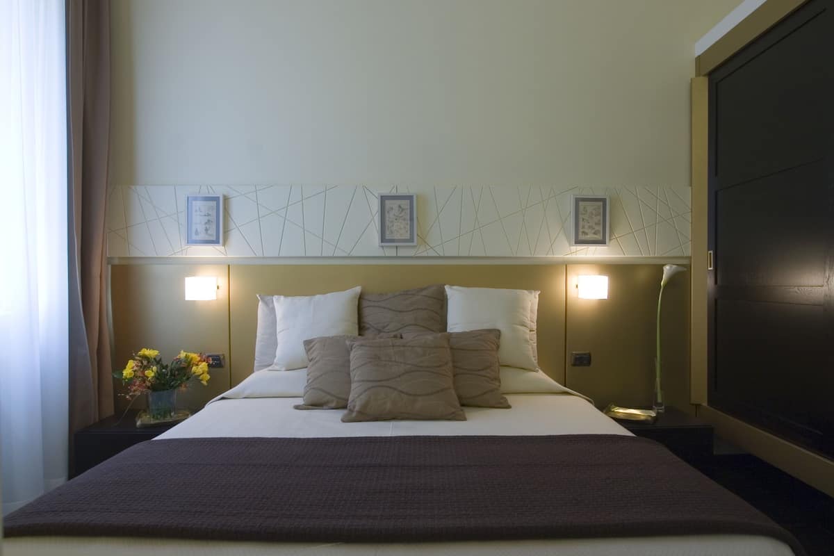 Premium bedding, in-room safe, individually decorated