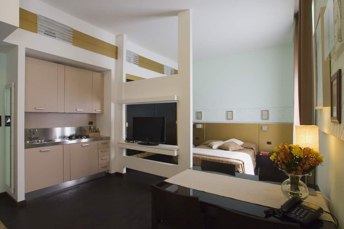 Premium bedding, in-room safe, individually decorated